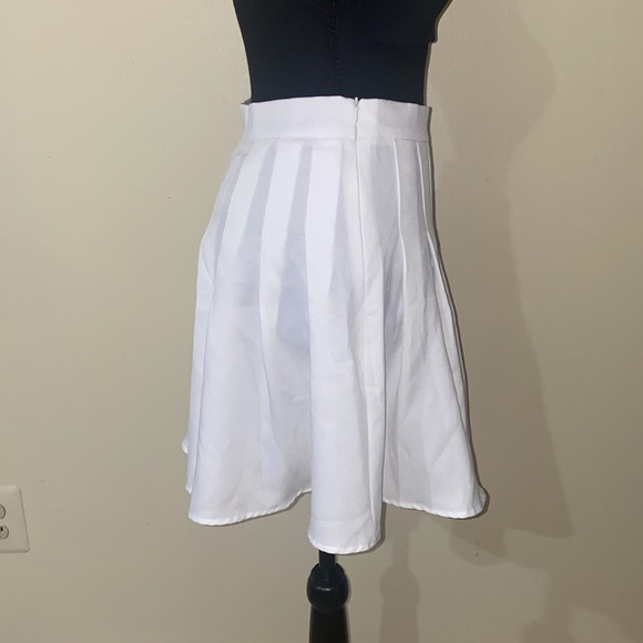 Romwe - White Pleated Tennis Skirt - Picture 3 of 8